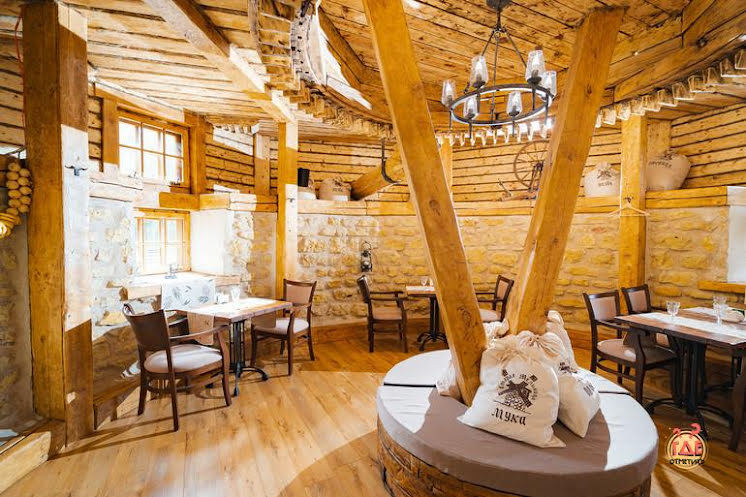 Зал ресторана "Корчма" - 2 этаж в «Старая Мельница» фотография №2