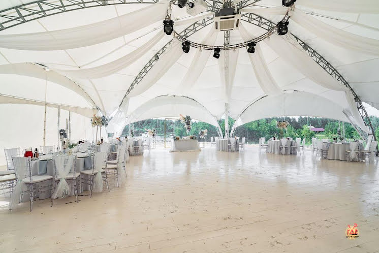 Шатер на озере в «Конюшня» фотография №1