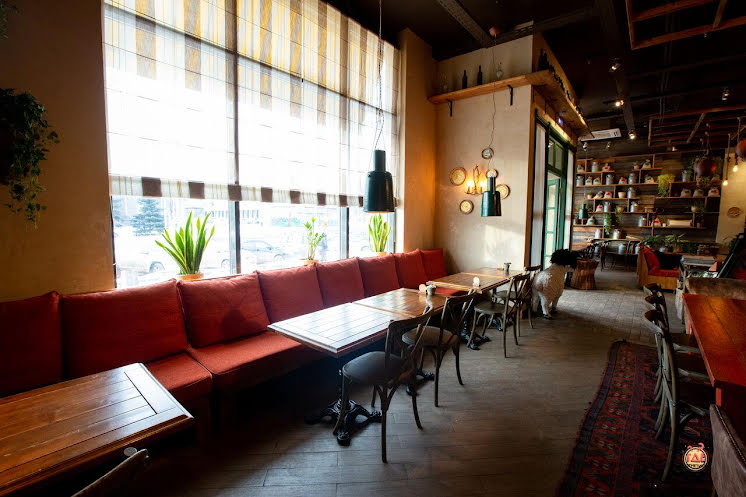 Основной зал в «Хачапури и Вино на Молодёжном» фотография №5