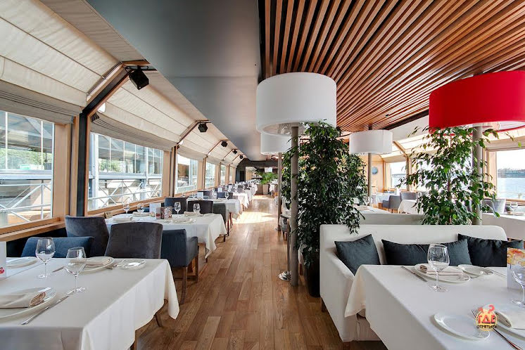 Застекленная палуба  в «Ресторан-теплоход "Volga-Volga"» фотография №16