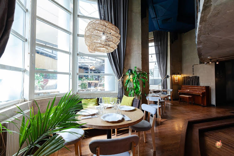 Зал на 1 этаже в «Food Embassy» фотография №12