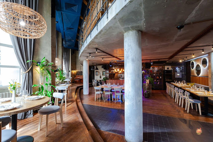 Зал на 1 этаже в «Food Embassy» фотография №16