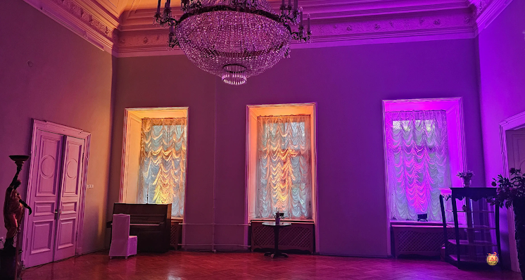 Основной зал в «COM.NATA на площади Труда» фотография №1