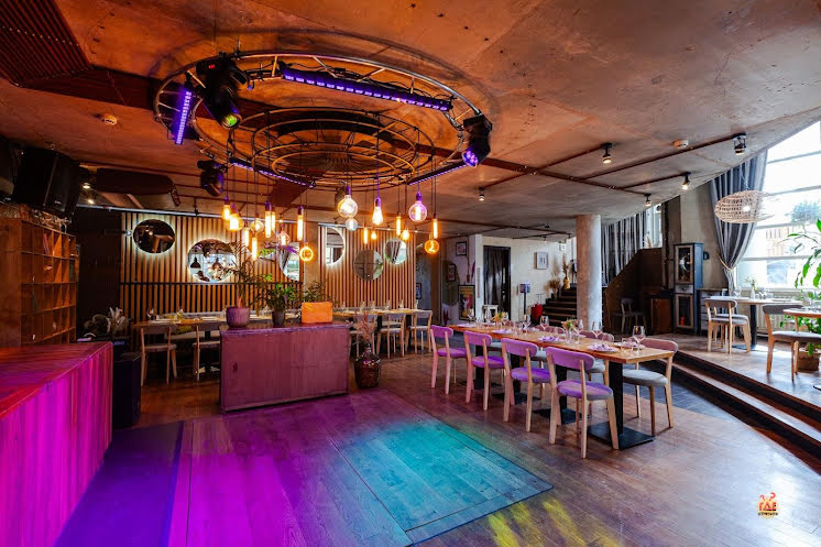 Зал на 1 этаже в «Food Embassy» фотография №9