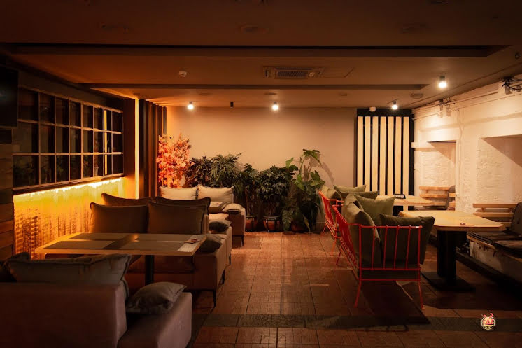 Зал на 2 этаже  в «Корова на бочке на Карла Маркса» фотография №1