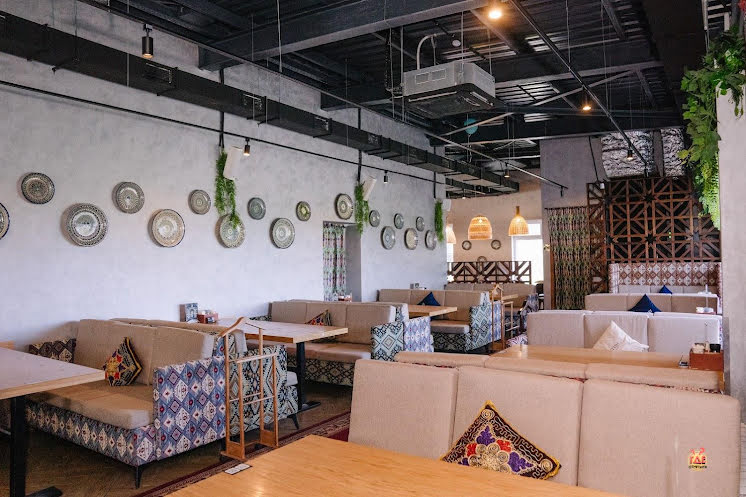 Основной зал в «Чайхана64 на Батавина» фотография №1