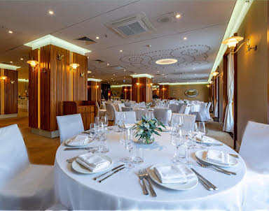  ресторан Crown Hotel