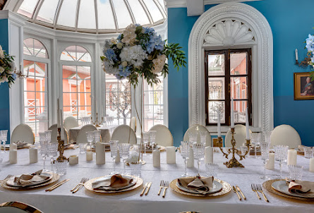 Зал «Каминный»  в Зал с антикварным камином и комнатой отдыха