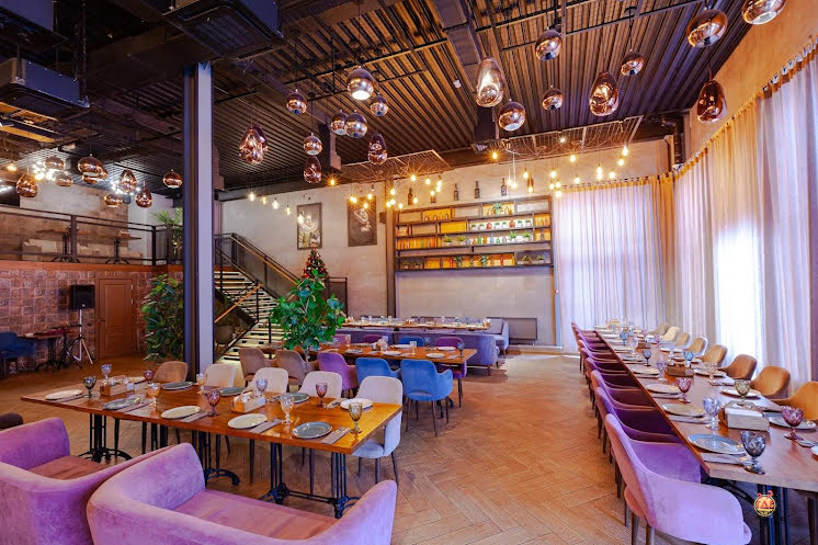 Основной зал в «Вино и Хинкали» фотография №4