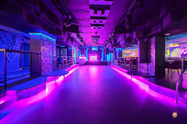 Основной зал  в «Руки ВВерх! Бар на Московском» фотография №5