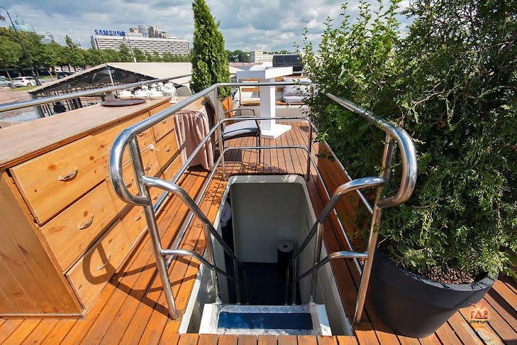 Открытая верхняя палуба  в «Ресторан-теплоход "Volga-Volga"» фотография №12