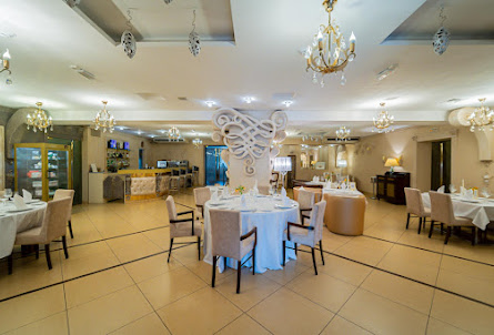 Основной зал в Каминный зал