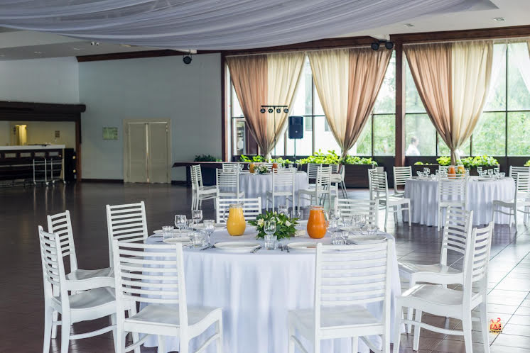 Банкетный зал Ostrov Hall в «Рыболовная усадьба - Парк-отель Остров» фотография №11