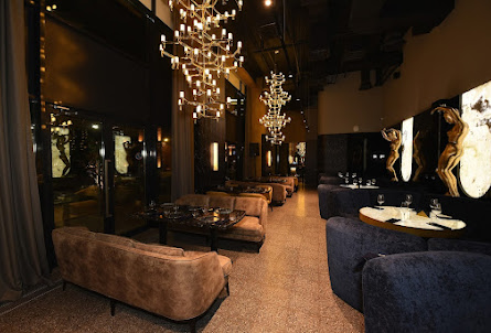 Зал с камином  в  Зал со статуями 