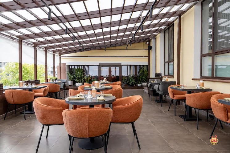 Летняя терраса в «Divine на Назарбаева» фотография №1