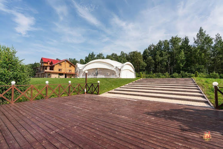 Шатер на озере в «Конюшня» фотография №3