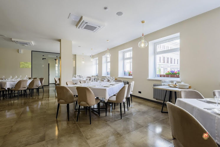 Основной зал  в «Divine на Карла Маркса» фотография №10