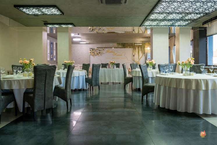 Основной зал в «Курица или Рыба» фотография №6