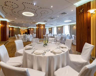  ресторан Crown Hotel