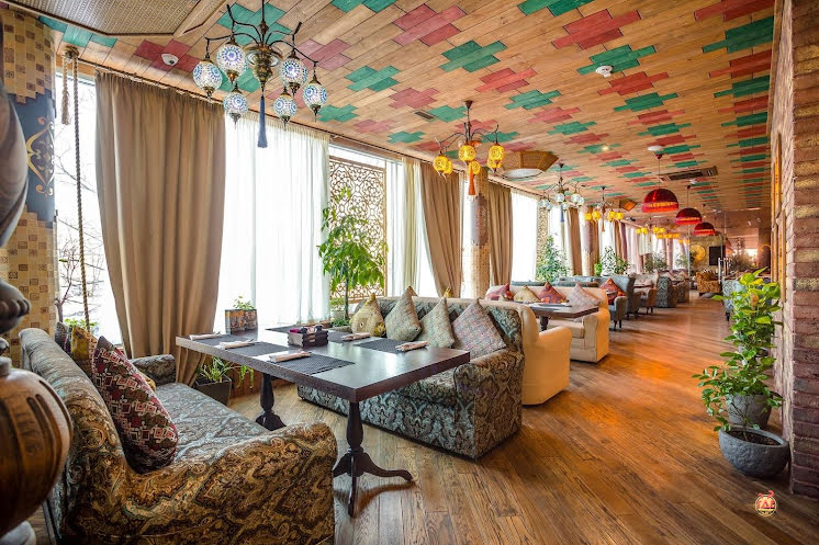 Основной зал ресторана  в «Чайхана Инжир на Каланчевской» фотография №7