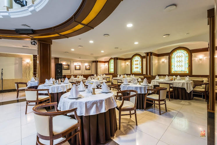 Большой зал в «ЛЕОН на Металлургов» фотография №1