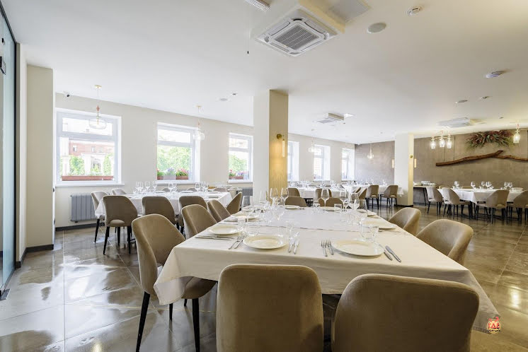 Основной зал  в «Divine на Карла Маркса» фотография №9