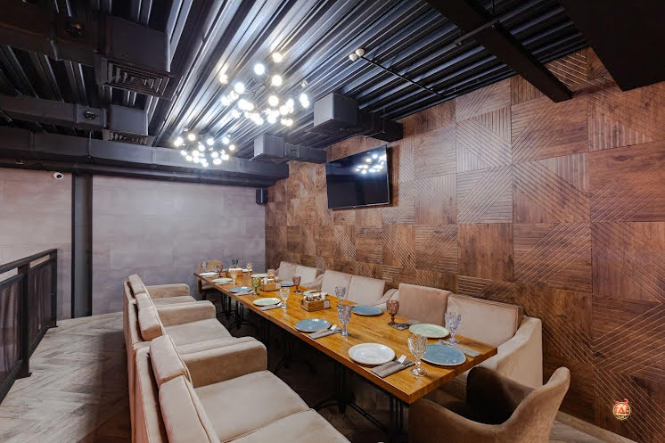 Основной зал в «Вино и Хинкали» фотография №14