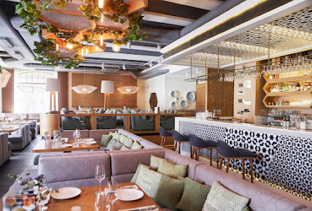 Основной зал в Каминный зал