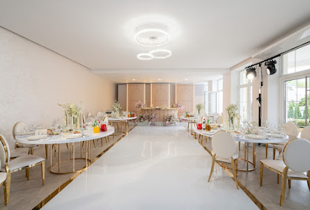 Малый зал с панорамными окнами с видом на сад в Малый зал с панорамными окнами с видом на сад