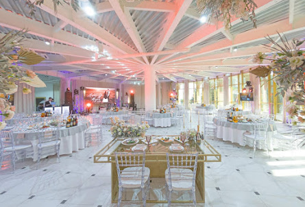 Зал на 2 этаже в Зал на 1 этаже 