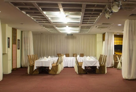 Зал на 90 человек в Зал на 15 человек