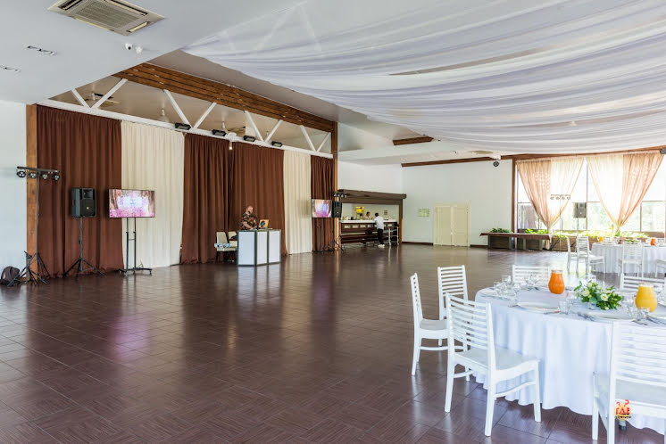 Банкетный зал Ostrov Hall в «Рыболовная усадьба - Парк-отель Остров» фотография №18