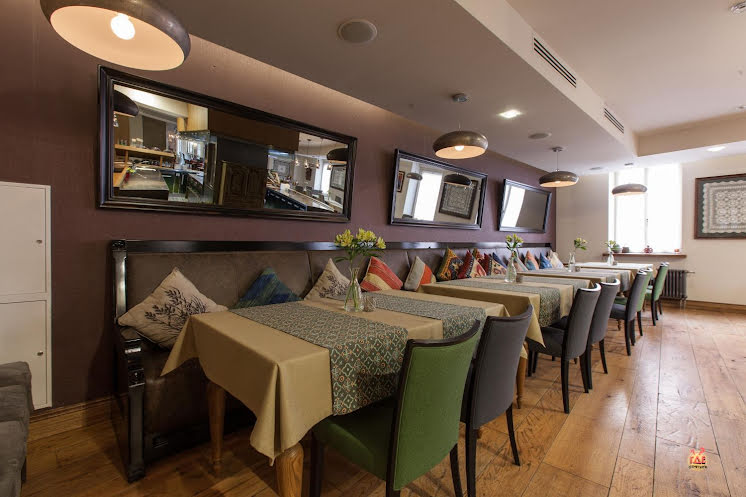 Зал с открытой кухней в «Dolmama» фотография №2