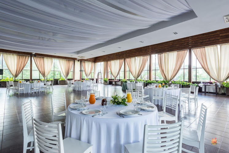 Банкетный зал Ostrov Hall в «Рыболовная усадьба - Парк-отель Остров» фотография №15