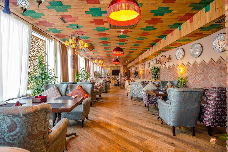 Основной зал ресторана  в «Чайхана Инжир на Каланчевской» фотография №2