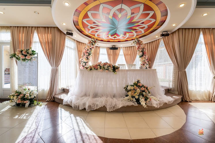 Большой зал в «Версаль» фотография №1