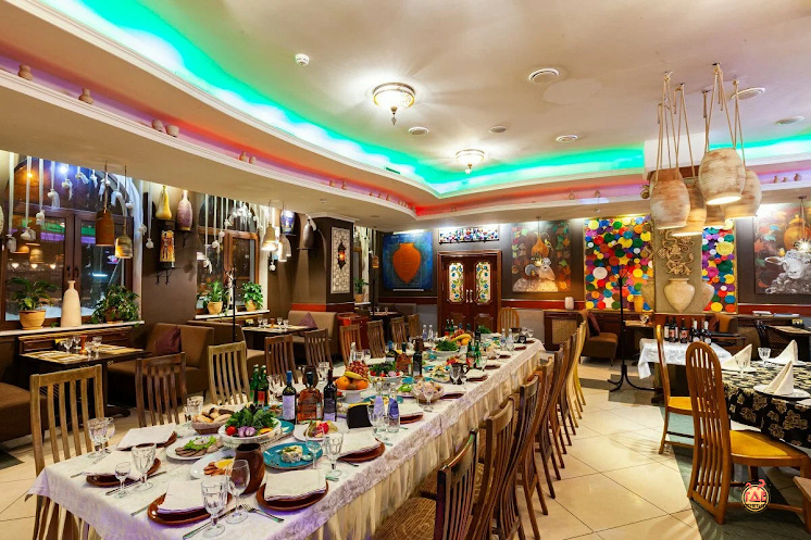 Основной зал ресторана в «Очаг Grill» фотография №7