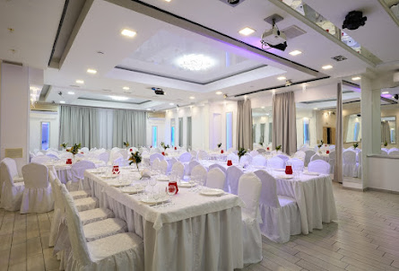 Зеркальный зал в Зал «Кураж»