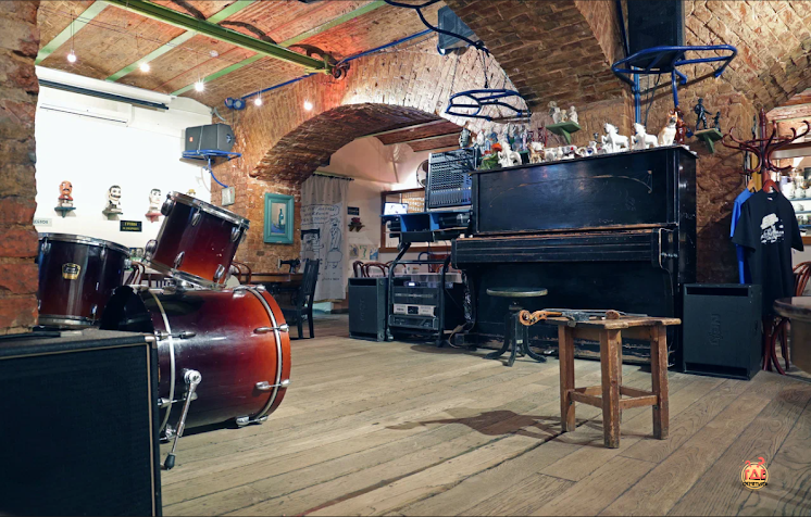 Основной зал  в «Клуб Петрович» фотография №19