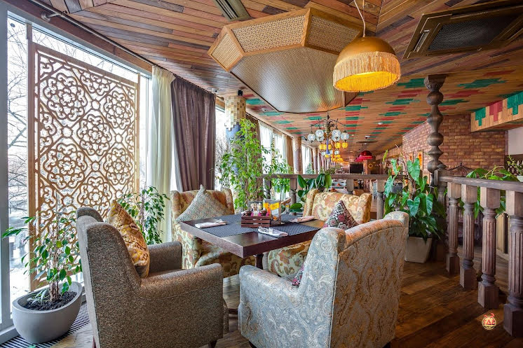 Основной зал ресторана  в «Чайхана Инжир на Каланчевской» фотография №11