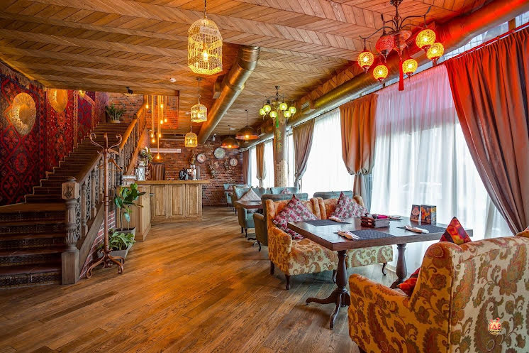 Основной зал ресторана  в «Чайхана Инжир на Каланчевской» фотография №14