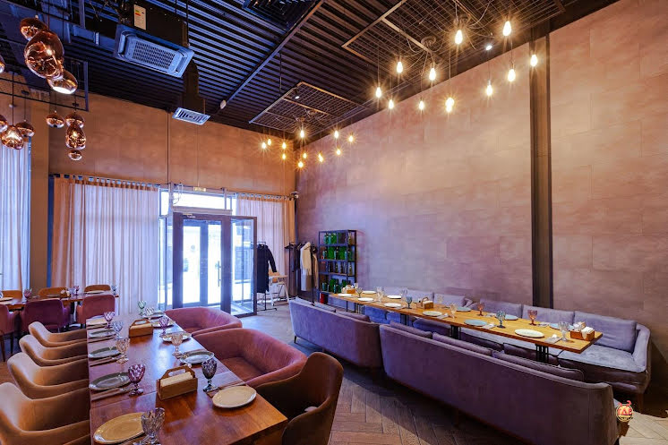 Основной зал в «Вино и Хинкали» фотография №11