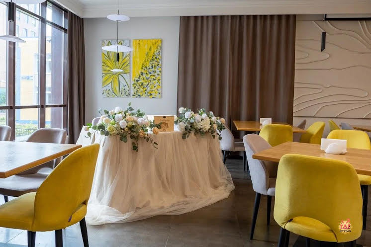 Основной зал  в «Divine на Назарбаева» фотография №9