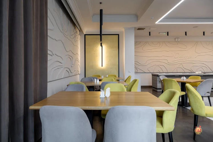 Основной зал  в «Divine на Назарбаева» фотография №15