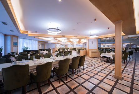 Основной зал в Второй ярус основного зала 