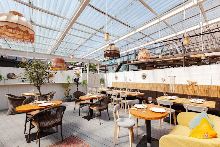 Большая летняя веранда в «Food Embassy» фотография №2