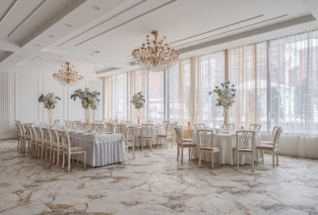 Белый зал в Малый зал