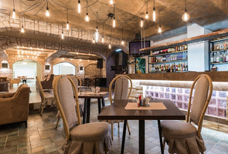 Основной зал  в Малый банкетный зал 