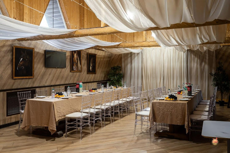 Малый зал с верандой в «Конюшня» фотография №2