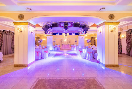 Зал на 180 человек в Зал на 60 человек